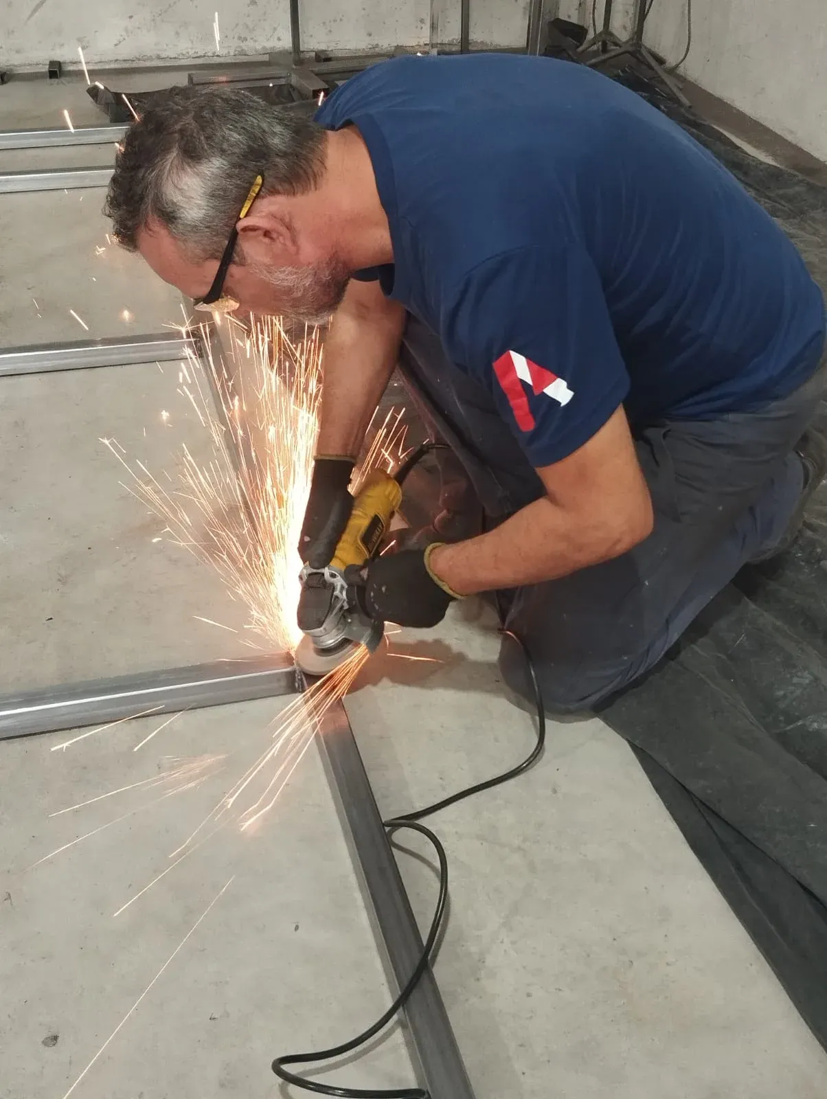Profissional da Schreiner trabalhando uma estrutura metálica sob medida