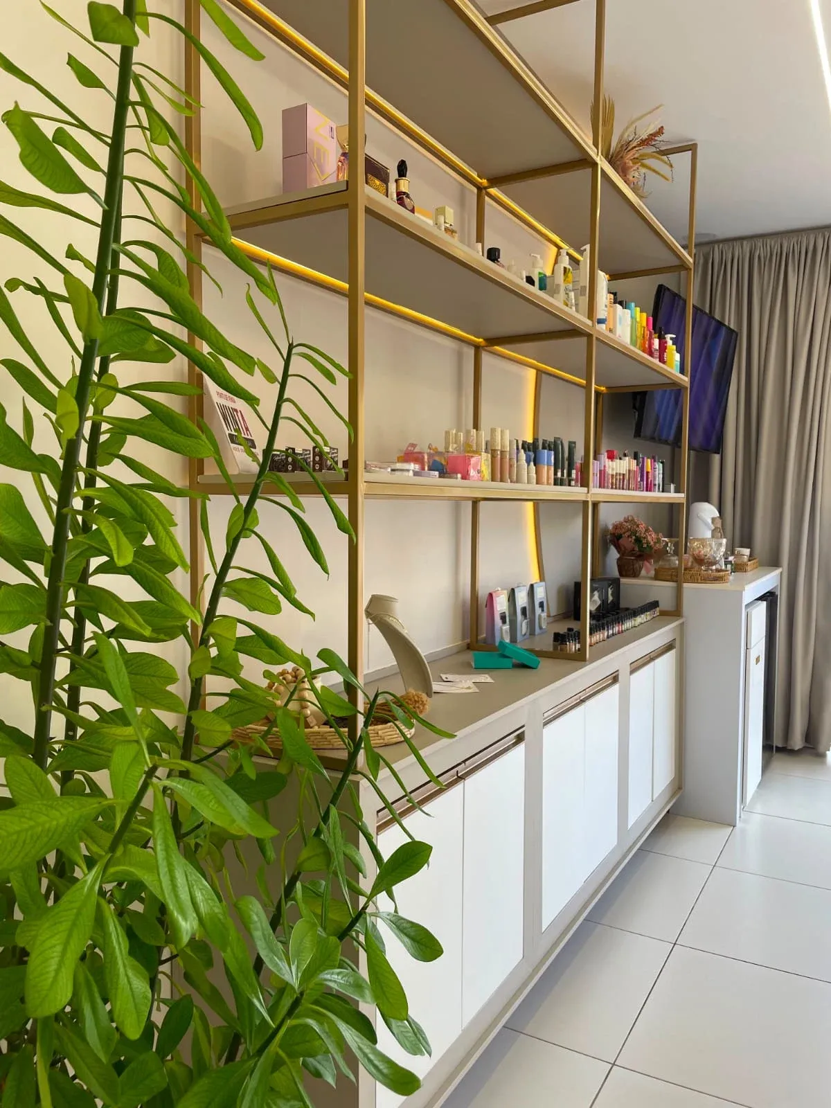Estante expositora comercial em estrutura metálica bronze com prateleiras suspensas — projeto comercial Schreiner