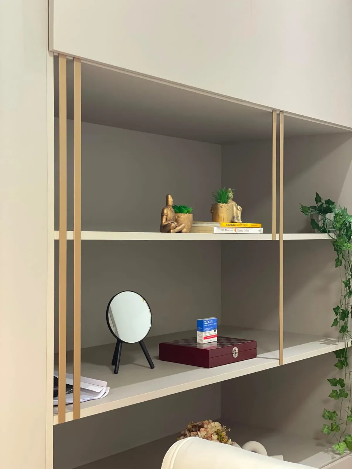 Estante expositora de loja com estrutura metálica e mostruário de produtos — projeto comercial Schreiner