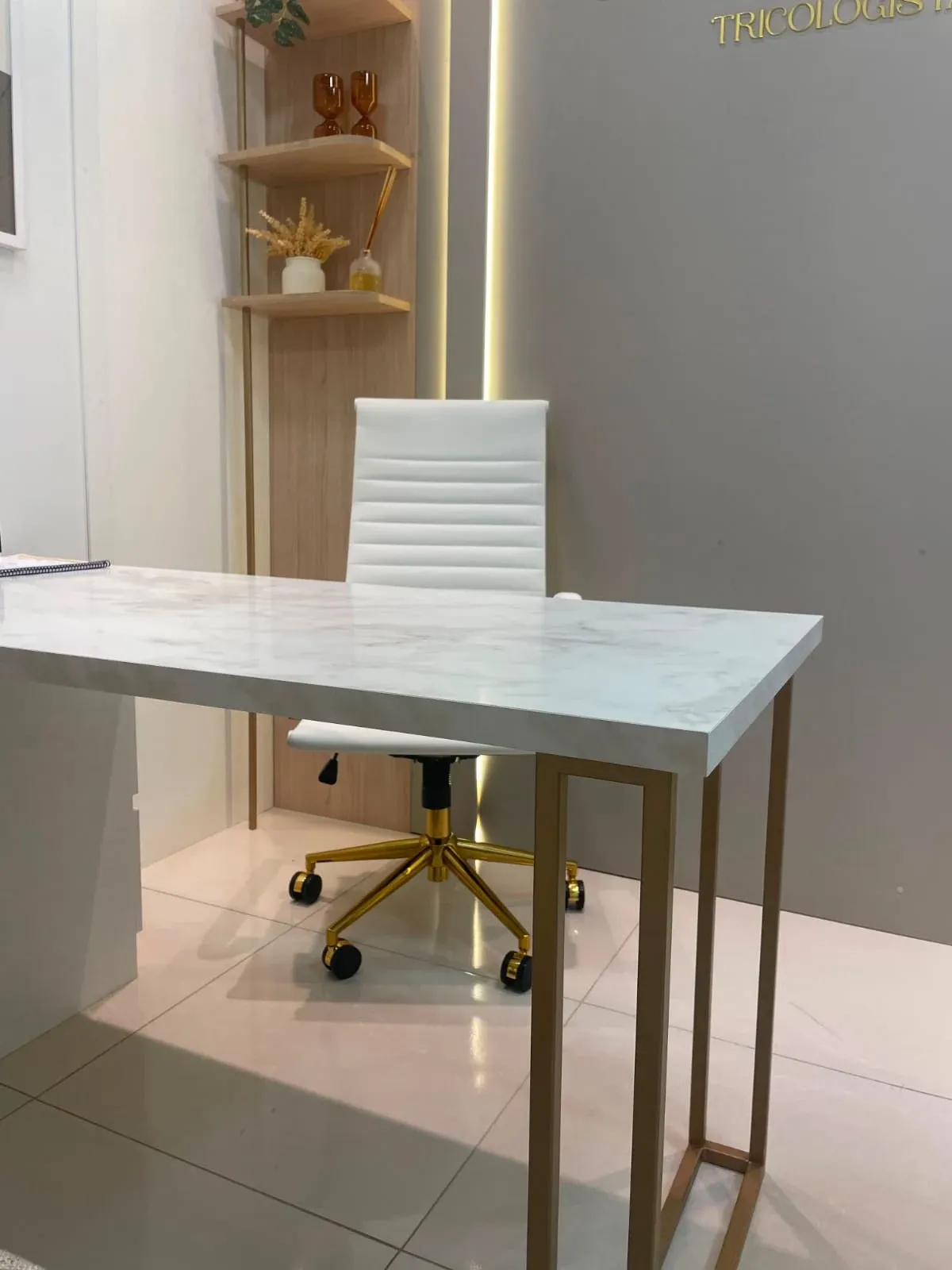 Mesa de trabalho com tampo em mármore e estrutura metálica em bronze — mobiliário sob medida Schreiner